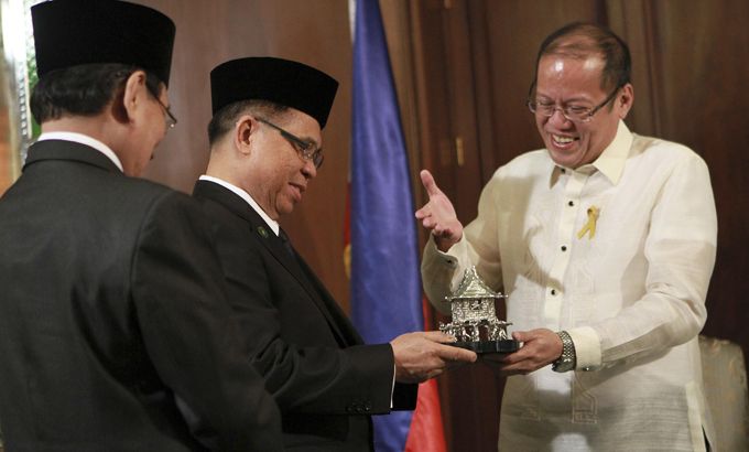 Philippines, Muslim rebels sign peace pact.