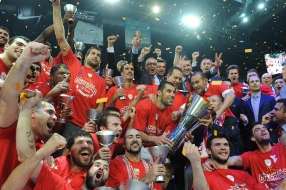 Players of Olympiacos celebrate with the