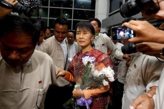 Aung San Suu Kyi leaves for India