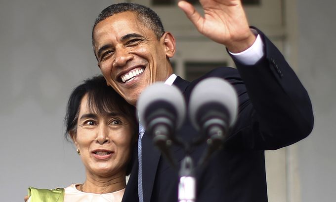 MYANMAR Barack Obama (R) waves with Aung San Suu Kyi