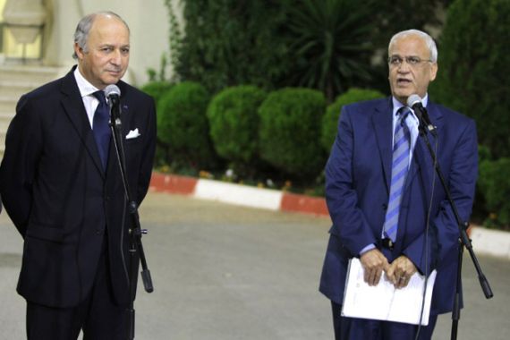 Saeb Erekat (R), French Foreign Minister Laurent Fabius (l)
