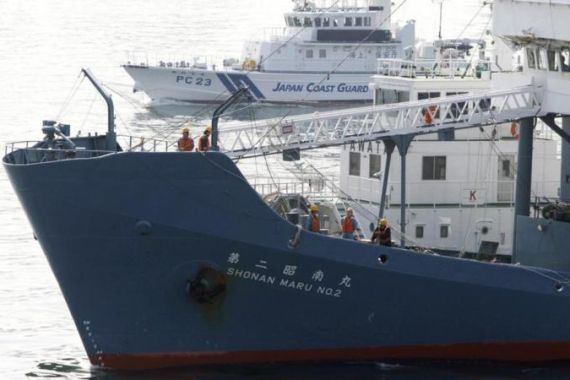 Japan''s whaling vessel carrying anti-whaling New Zealander activist Bethune approaches a pier at Tokyo bay