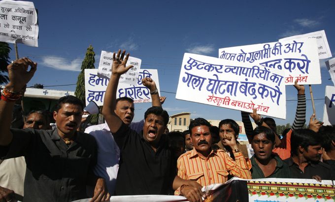 India protest against foreign megastores