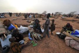 Malian refugees from the north rest afte