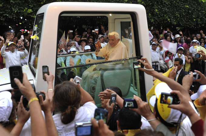 Pope Benedict XVI (C) greets wellwishers in Guanajuato, Mexico