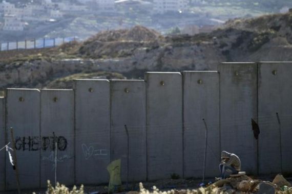 Palestinian at wall near Hizme and Pizgat Zeev