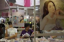 Book lovers select love novels at Hong Kong Book Fair