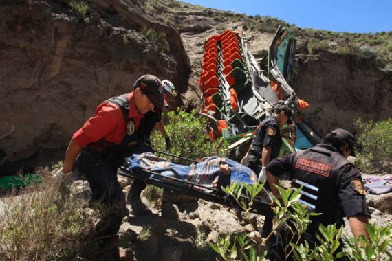 Peru bus crashes into ravine