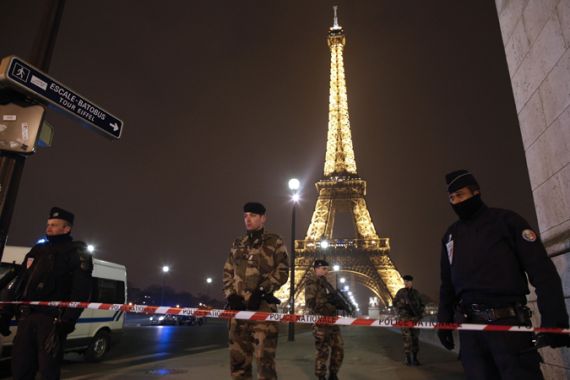 Un morto e due feriti nell’attacco con accoltellamento di Parigi vicino alla Torre Eiffel