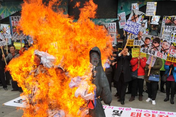 South Korean protest burning effigies Kim Il-Sung and Kim Jong-Un