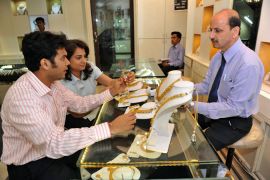 Indian couple buying gold [Arnab Das/Al Jazeera]