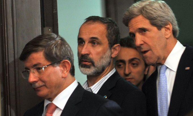 John Kerry(R), Syrian Opposition Council Chairman Moaz al-Khatib(C) and Turkey''s Foreign Minister Ahmet Davutoglu (