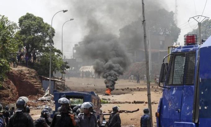 Anti-riot police clash with opposition protesters in Conakry