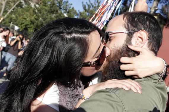 Turkish demonstrators kiss each other for protesting moral warnings