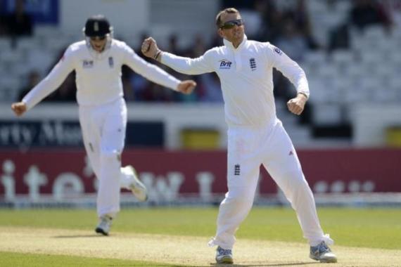 England''s Graeme Swann celebrates after bowling New Zealand''s Dean Brownlie during the second test cricket match in Leeds