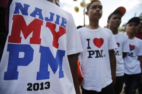 Youth supporters of Malaysia''s PM Najib Razak listen to election campaign speeches at his constituency in Pekan