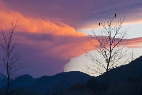 A view is seen of a cloud of ashes from Chile''s Puyehue-Cordon Caulle volcano chain near sunset at the mountain resort San Martin de Los Andes in Argentina''s Patagonia