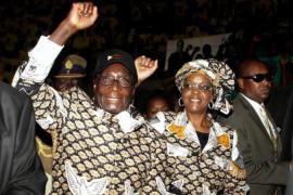 Zimbabwean President Robert Mugabe (L) a