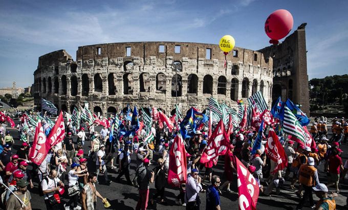 Thousands protest in Rome