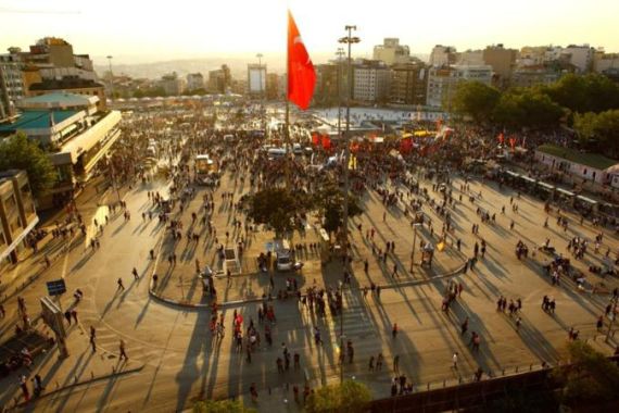 Turkish flag waving at Taksim
