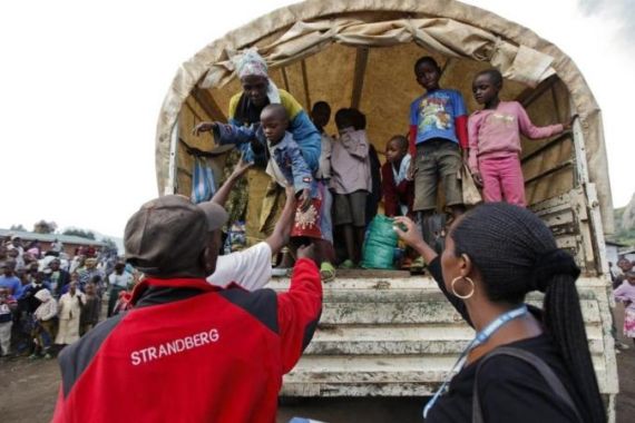 Thousands of Congolese refugees flee fighting into neigboring Rwanda