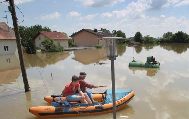 German flood rescuers rush in