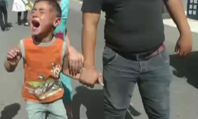 Israeli soldiers detain little boy