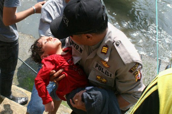 Deaths after refugee boat sinks off Indonesia
