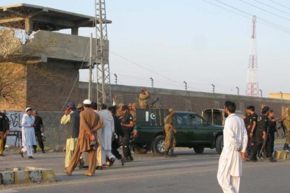 Taliban attack prison in Pakistan, free hundreds of inmates