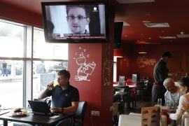 Snowden leaves airport