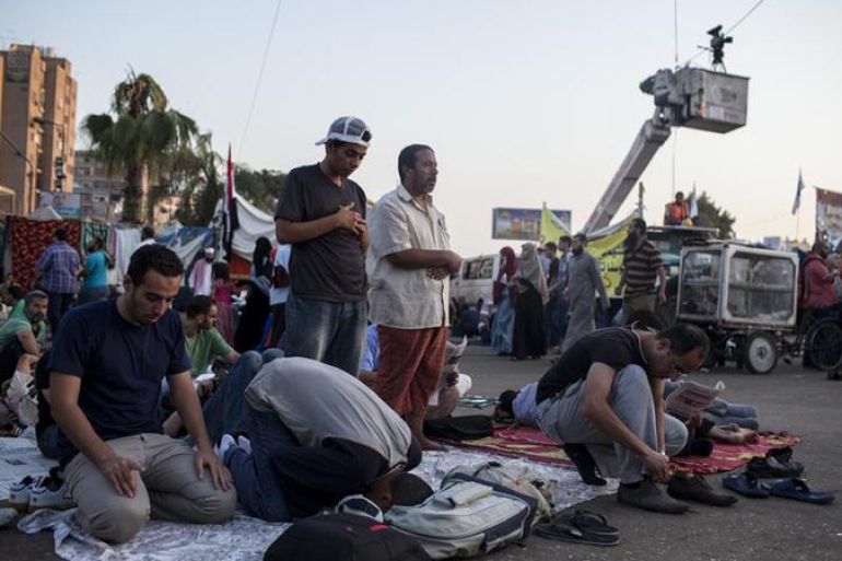 Egypt sit in demonstration - praying