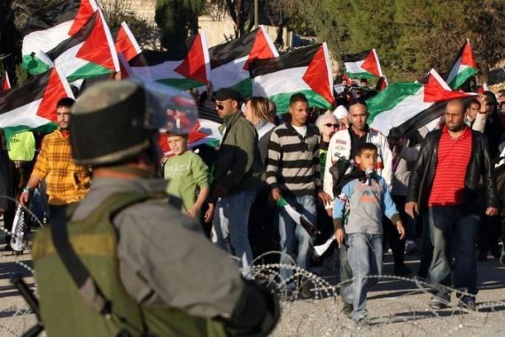 Israeli troops block Palestinian protest