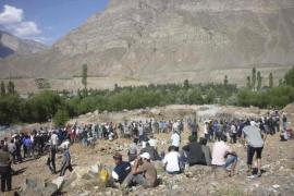 People bury victims of recent fighting in the town of Khorog, capital of the autonomous region of Gorno-Badakhshan