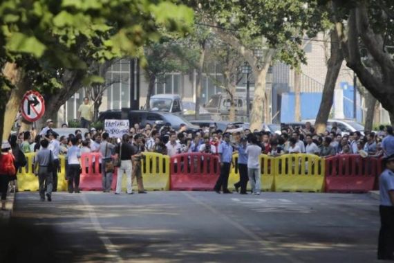 Supporters stage a rally behind a police barricade near the Jinan Intermediate People''s Court, where the trial of disgraced Chinese politician Bo will be held in Jinan