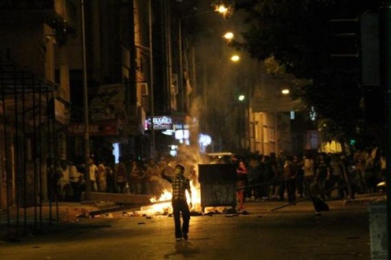 One protester killed in clashes with police in Hatay