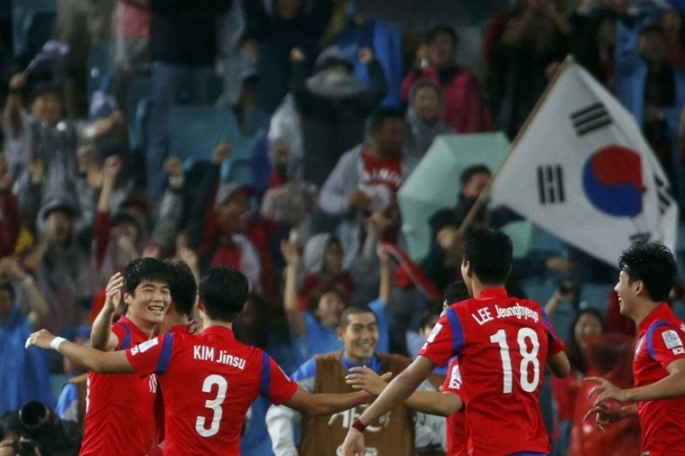 South Korea''s Kim Young-gwon celebrates with teammates after scoring a goal against Iraq during their Asian Cup semi-final soccer match at the Stadium Australia in Sydney