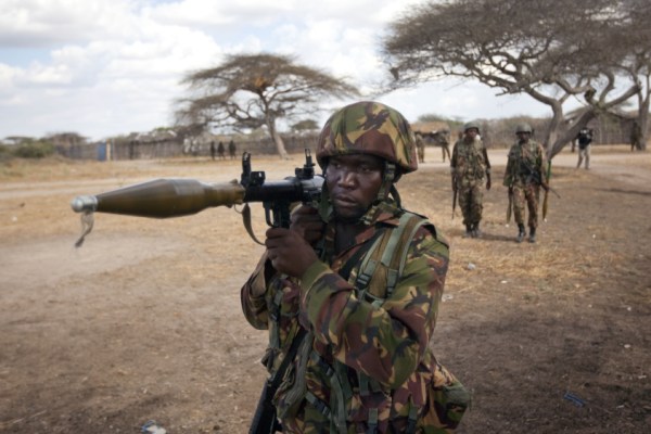 При катастрофа на военен хеликоптер в Кения близо до границата