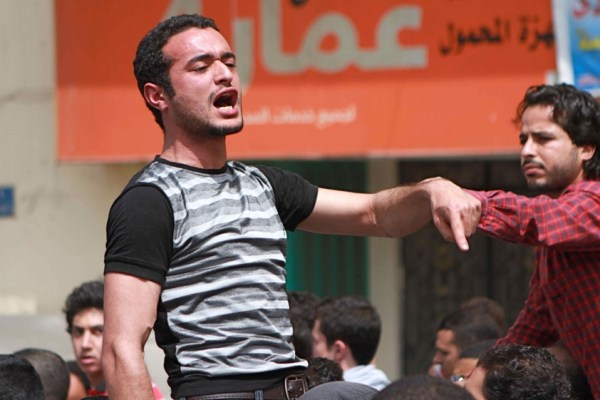 Президентът на Египет ел-Сиси помилва известен активист Дума, други затворници