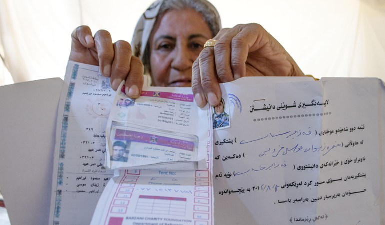 Documents Palestinian refugee