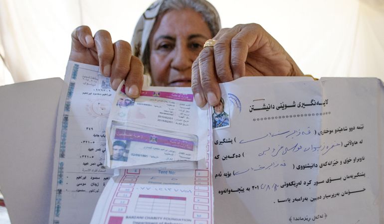 Documents Palestinian refugee