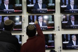 Israelis watch Netanyahu address the US Congress in a shop [AP]