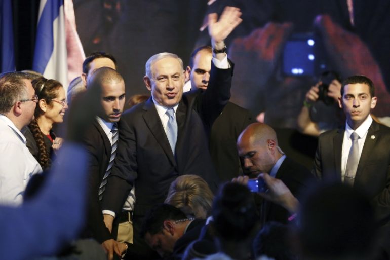 Netanyahu waves to supporters at party headquarters in Tel Aviv [REUTERS]