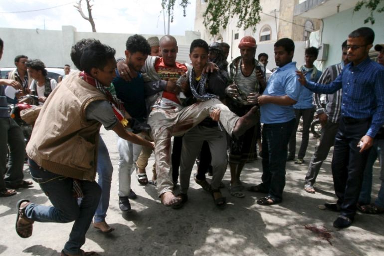 Anti-Houthi protesters carry a fellow demonstrator who sustained injuries after pro-Houthi police troopers opened fire to disperse them in Yemen''s southwestern city of Taiz