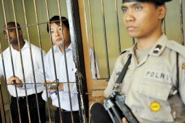 Australians Andrew Chan and Myuran Sukumaran stand in a holding cell in the Denpasar court in Bali [Reuters]