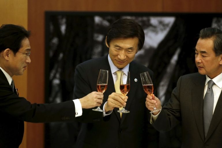 The foreign ministers of Japan, South Korea and China make a toast during a banquet in Seoul [REUTERS]