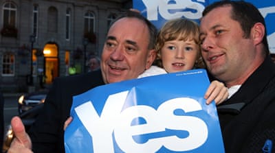 Alex Salmond meets members of the public on a walkabout prior to Scotland's independence referendum [AP]
