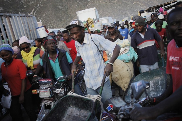 Haitians push to cross the border between the Dominican Republic and Haiti in Malpasse, Haiti [REUTERS]