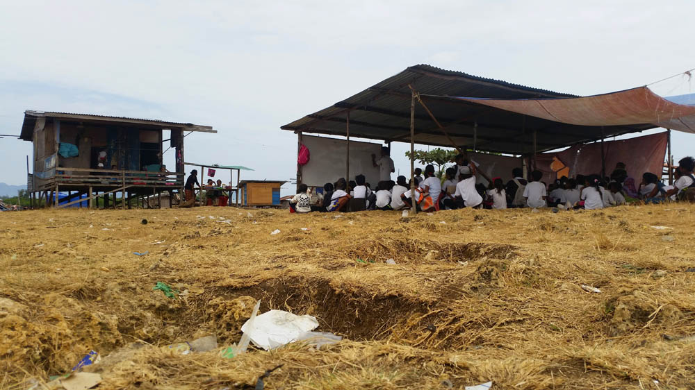 A makeshift school in Semporna for undocumented children who are denied access to public education [Chan Tau Chou/Al Jazeera]