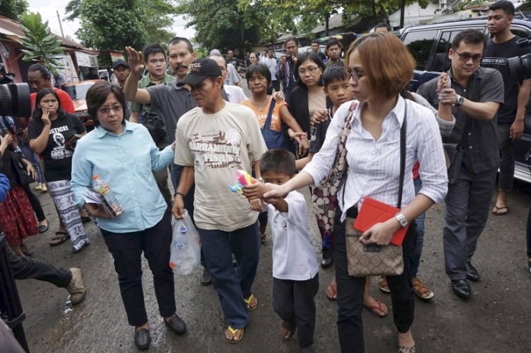 The family of Philippine death row prisoner Mary Jane Veloso arrive at the port to take a ferry to the prison island of Nusakambangan in Central Java, Indonesia