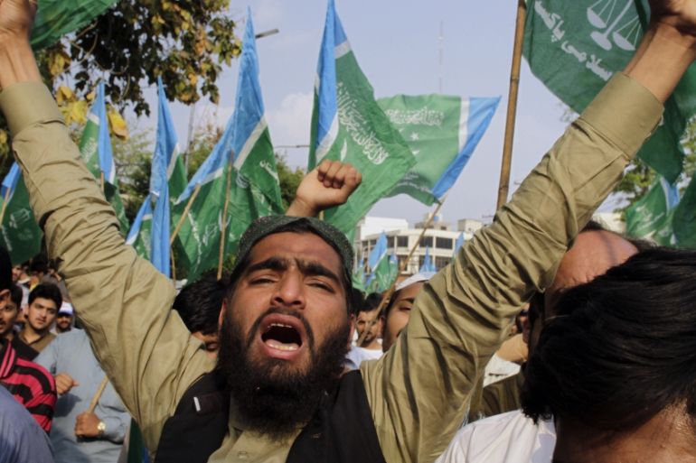 A supporter of Pakistan''s Jamaat-e-Islami shouts slogans during a demonstration to condemn the execution of Mohammad Qamaruzzaman [AP]